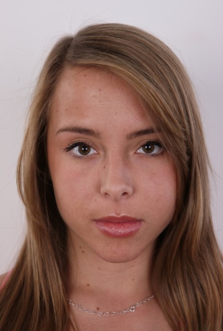Barely legal hot teen agrees to get naked and have her photo taken 92119724