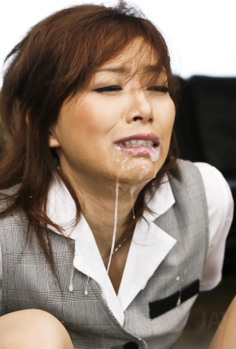 Japanese hostess Keito Miyazawa gets a mouthful of cum while giving oral sex 77629446