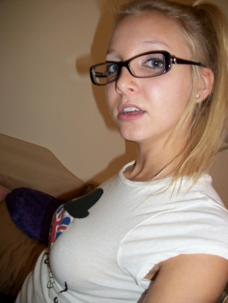 Nerdy blonde teen gets naked and rides a Sybian sex machine to an orgasm 72504402