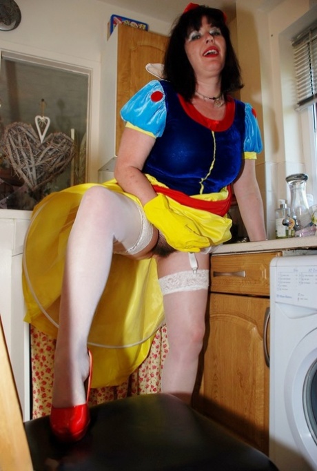 UK amateur Juicey Janey plays with her vagina while wearing latex dish gloves 85075188