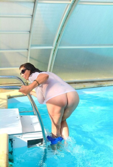 British amateur Lu Lu Lush releases her huge tits from a wet T-shirt in a pool 27877270