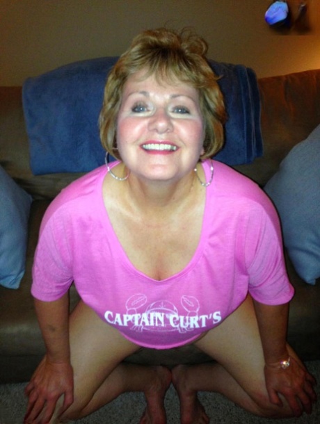 Older woman Busty Bliss sets her big natural tits free of a cut off shirt 63634911