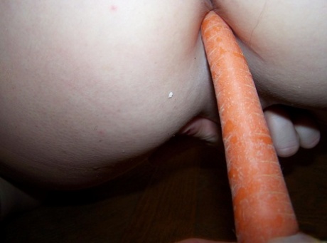 Floridian amateur inserts vegetables and a turkey baster into her snatch 10312779