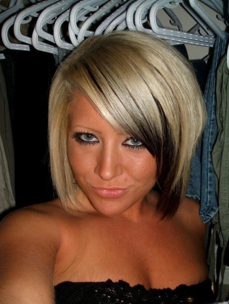 Dirty blonde teen take selfies while going nude in her shoes 25751617