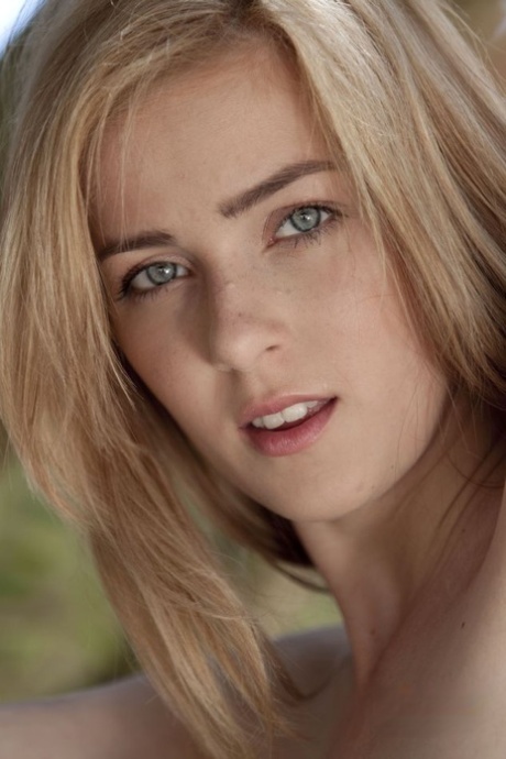 Naked blonde girl Abigaile Johnson affixes a smile to her pretty face 20408405