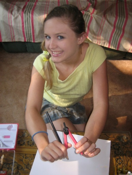 Young amateur interrupts her latest artistic creation to masturbate 89411546