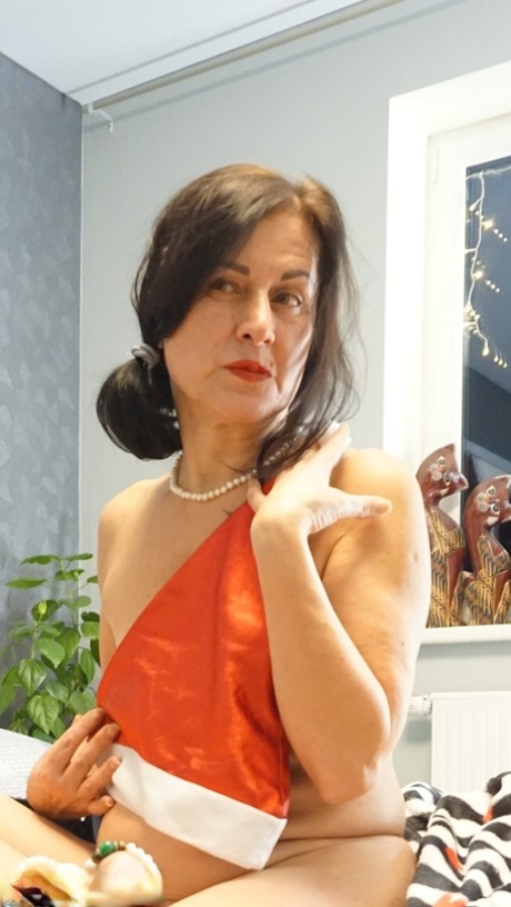 Older brunette Diana Ananta displays her hairless vagina while naked on a bed 61882392