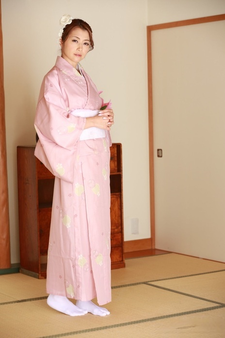 Japanese beauty Maki Hojo plays with her bush while wearing a robe and socks 30723277