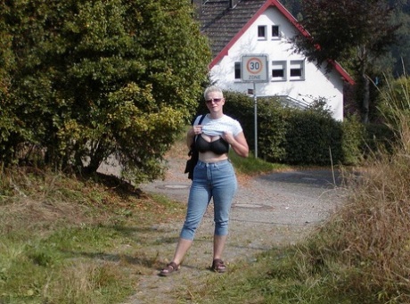 Mature woman Tiffany Pearl takes a shower before and after going hiking 92797328
