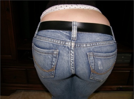 Amateur model showcases her bald pussy after touting her phat ass 78508125