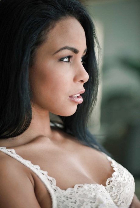 Possessing Latina babe Guilliana Alexis strokes her intimate lips 72827548