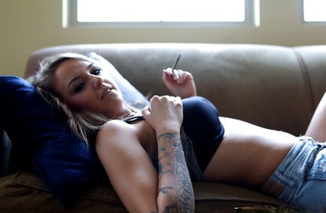 Tattooed babe Pressley Carter shows her beautifully trimmed beaver 38405188