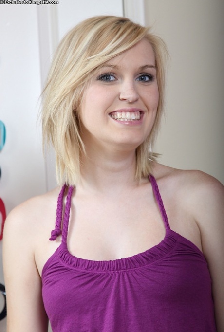 Pleasant amateur teen babe Amanda Bryant is a blonde with cool twat 49904479