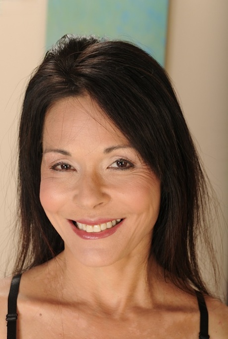 Goodly mature Trudy Lewis enjoys fingering pussy all day long 51094544