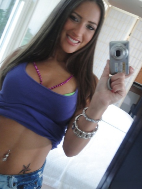 Sensual young chick Lizz Tayler is making some cute seslfies 20620234