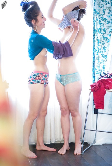Amateur lesbian lovers Flora and Sabina M help one another get dressed 69942720