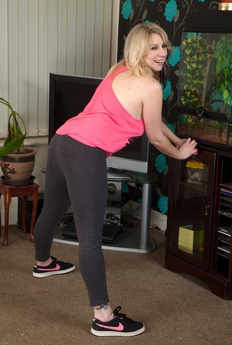 Older blonde MILF Mel Harper spreads her labia lips after getting naked 70861984