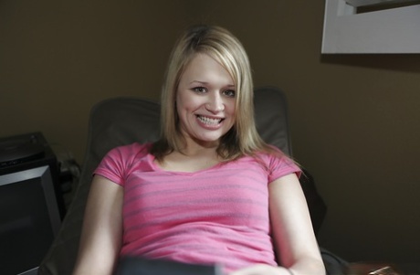 Young babe Heather Starlet takes off her jeans to show her wet holes 34053480
