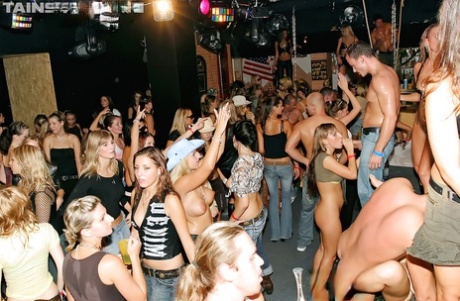 Cock starving lassies getting down with well-hung guys at the party 73848749